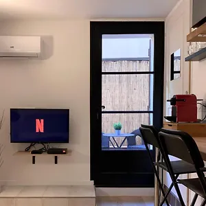 https://petit-studio-terrasse-toulon-vieille-ville.fr-provencehotel.com